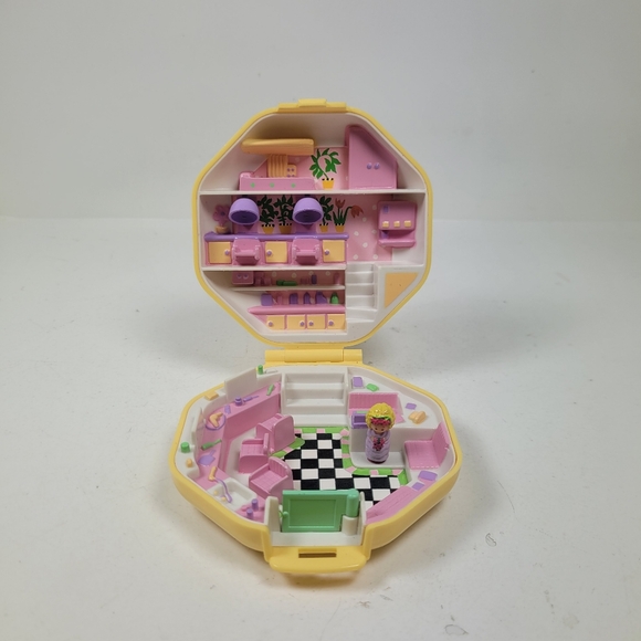 Polly Pocket compact playset, specifically the Polly Pocket Hair Salon from 1990 - Picture 1 of 12